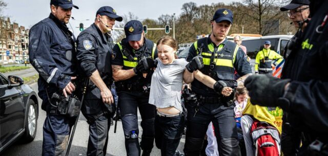 Ativista Greta Thunberg detida durante protesto na Holanda