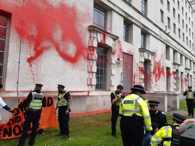 Ativistas pró-Palestina vandalizam Ministério da Defesa britânico em Londres