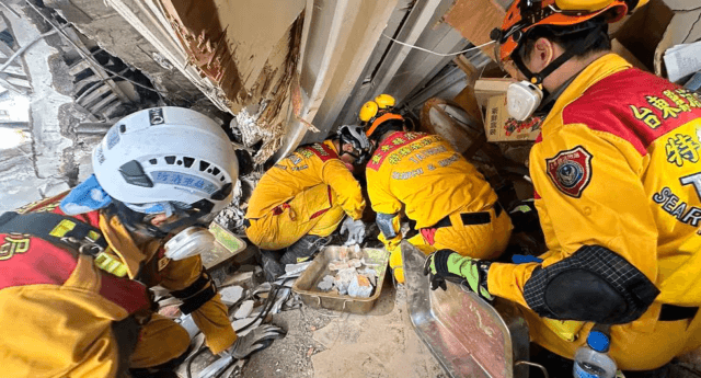 Equipas de resgate salvam seis mineiros em Taiwan após sismo