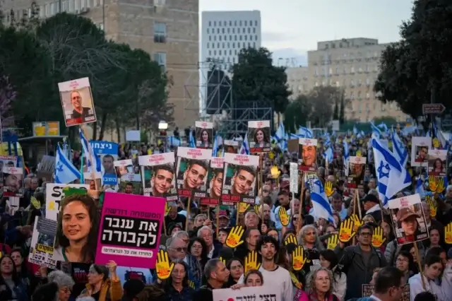 Manifestantes em Israel pedem libertação de reféns e saída de Netanyahu do cargo