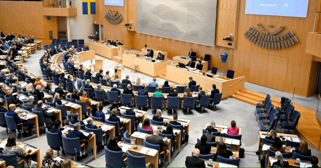 Suécia aprova redução da idade mínima para mudança legal de género para os 16 anos