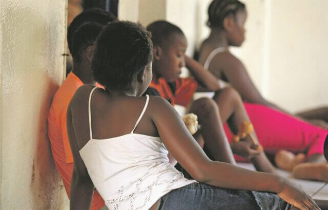 Adolescentes traficados regressam a casa após exploração infantil na África do Sul