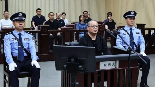 Antigo director da China Huarong condenado à morte por subornos milionários