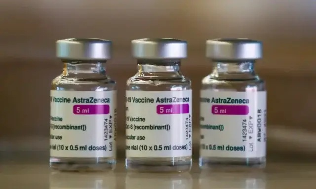 AstraZeneca admite possíveis efeitos secundários raros da vacina contra a Covid-19