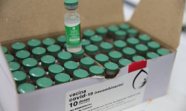 AstraZeneca retira do mercado vacina contra a covid-19 por excedente de oferta