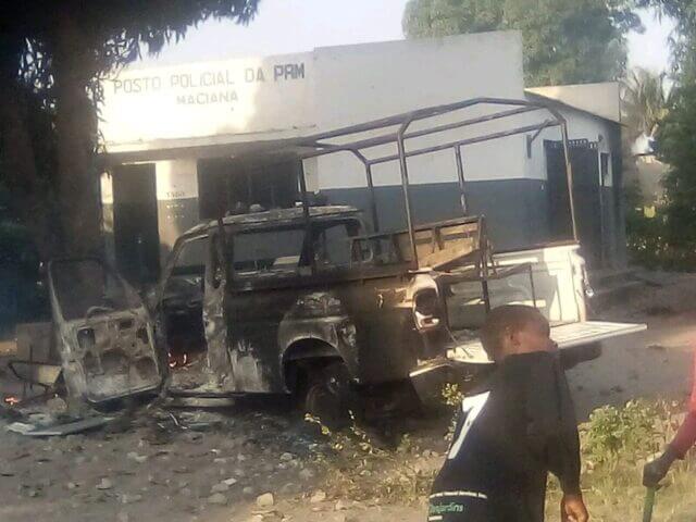 Posto policial vandalizado por populares em Manhiça