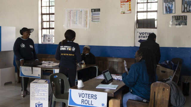 Sul-africanos escolhem novo parlamento em dia crucial de votação