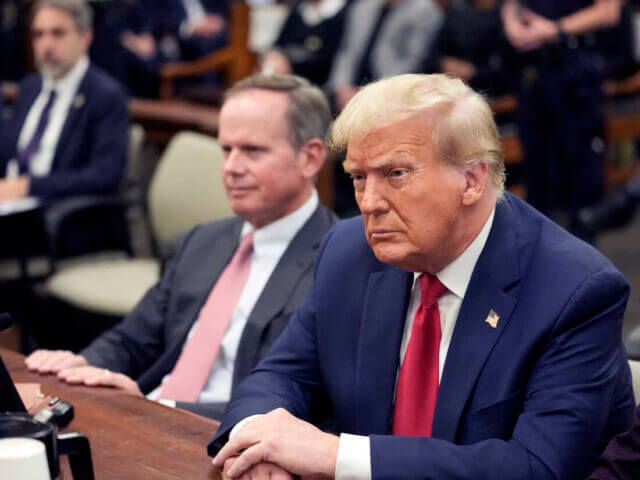 Trump recebe multa e ameaça de prisão por juiz