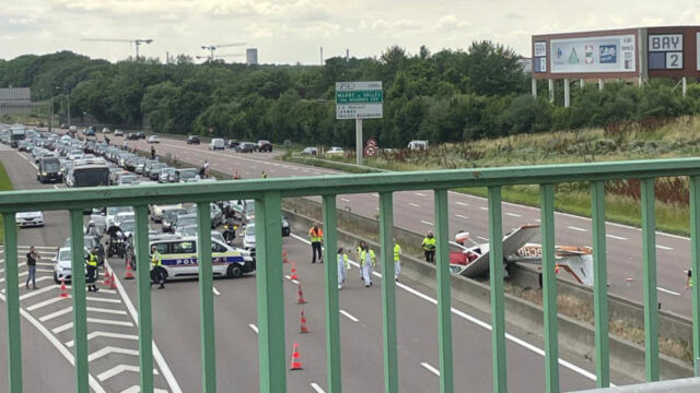Avião cai em autoestrada perto da Disneyland Paris e causa três mortes