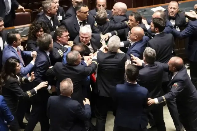 Confronto entre deputados suspende sessão no parlamento