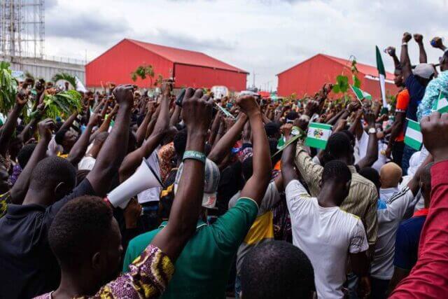 Greve geral na Nigéria paralisa país e aumenta tensão social