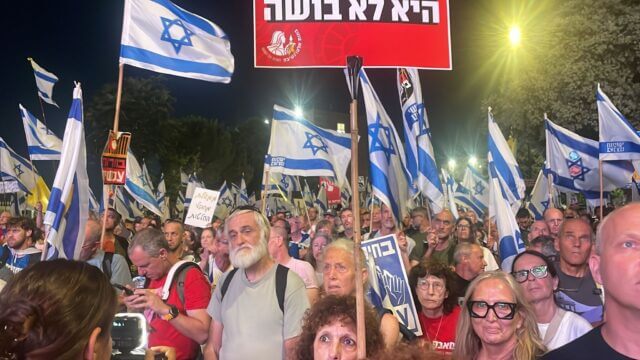 Israelitas protestam exigindo eleições antecipadas e libertação de reféns