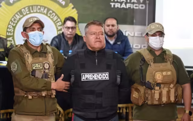 Ministro boliviano afirma que comandante militar tentou tomar o poder