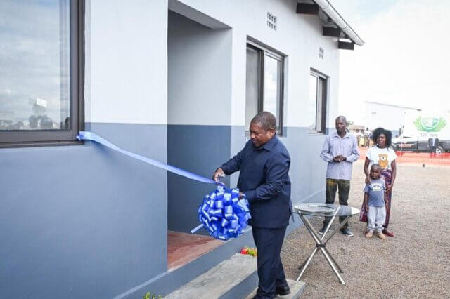Nyusi entrega casas resilientes a vítimas do ciclone Idai em Sofala