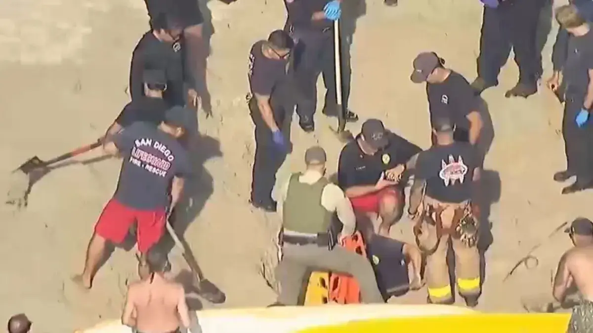 Adolescente resgatada de buraco na areia em San Diego