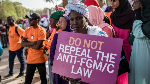 Parlamento da Gâmbia rejeita proposta de revogação da proibição da mutilação genital feminina