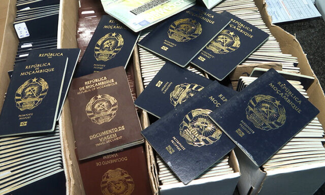 Autoridades sul-africanas investigam origem de passaportes moçambicanos encontrados na fronteira de Lebombo