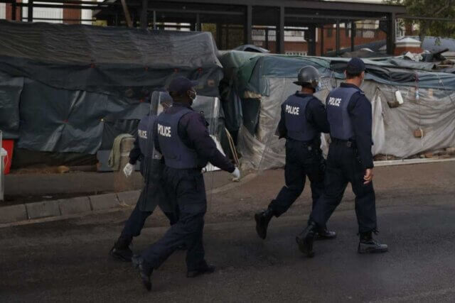 Empresário raptado em mesquita resgatado com vida após um mês de cativeiro na África do Sul