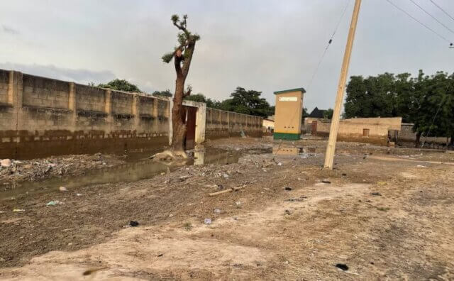 Cerca de 300 reclusos escapam da prisão inundada na Nigéria