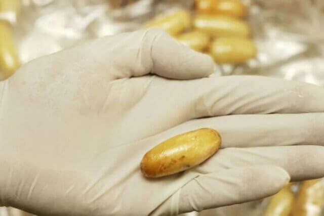 Detida cidadã namibiana no aeroporto de Joanesburgo por transporte de cápsulas de cocaína