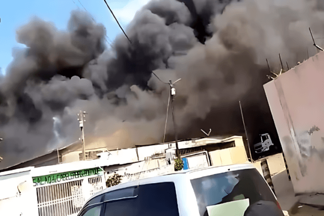 Incêndio de grandes proporções destrói armazém de electrodomésticos em Maputo