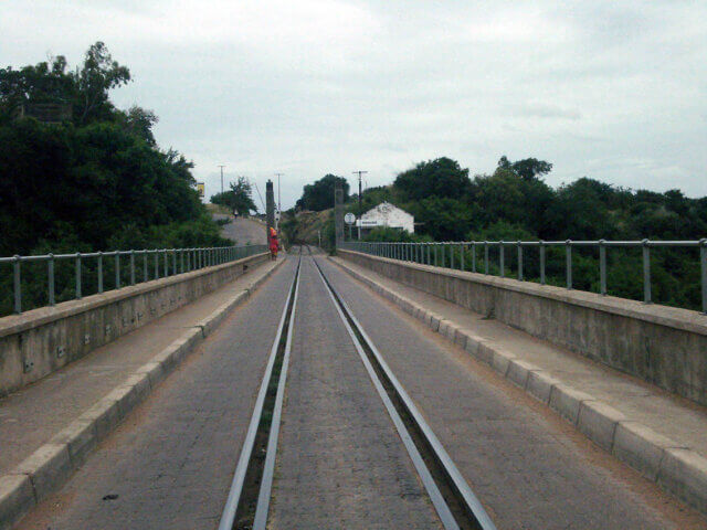 Trânsito condicionado na ponte sobre o rio Incomáti em Magude