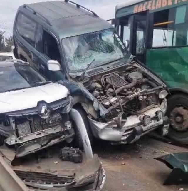 Acidente em cadeia na EN4 envolve seis viaturas na Matola