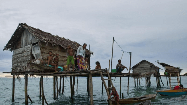 Governo da Malásia expulsa comunidade de 'nómadas do mar' em operação contra migrantes