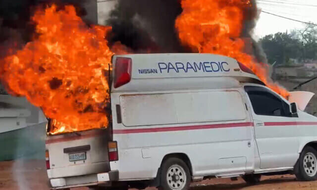 Incêndio consome ambulância após colisão em Maputo