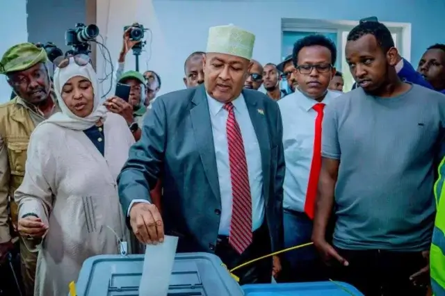 Abdirahman Mohamed Abdullahi vence eleições na Somalilândia