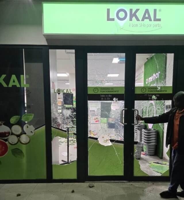 Desconhecidos vandalizam supermercado Lokal