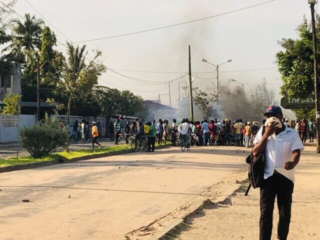 PRM lança gás lacrimogéneo contra caravana de Manuel de Araújo