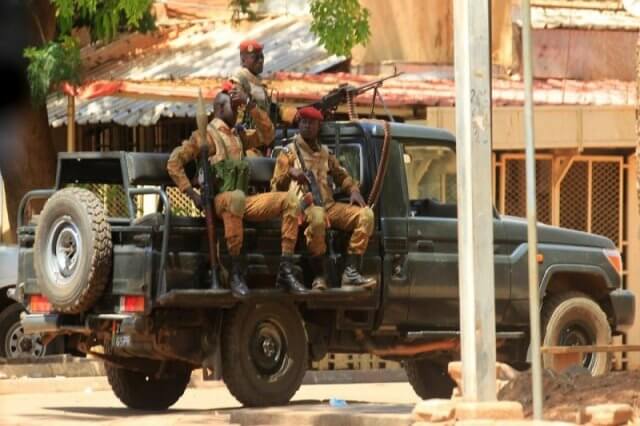 Ataque extremista a base militar resulta na morte de 50 soldados em Burkina Faso