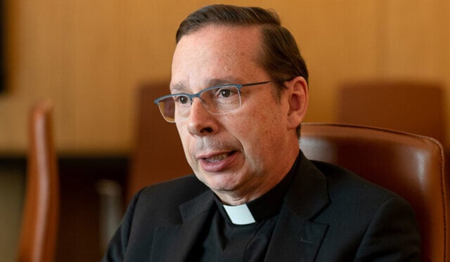 Padre argentino da Opus Dei acusado de tráfico de mulheres