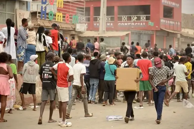 Protestos em Luanda contra aumento dos combustíveis resultam em mortes e destruição