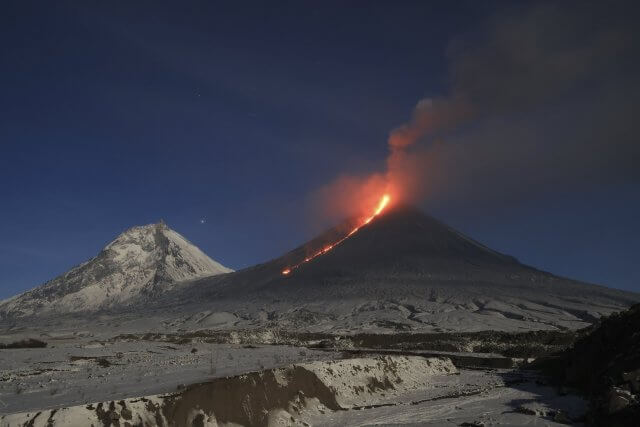 Terremoto provoca erupção de vulcão Klyuchevskoy na Rússia