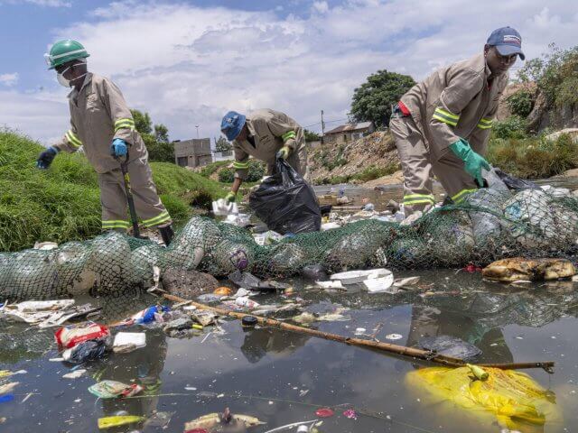 África une forças para um tratado global contra a poluição plástica