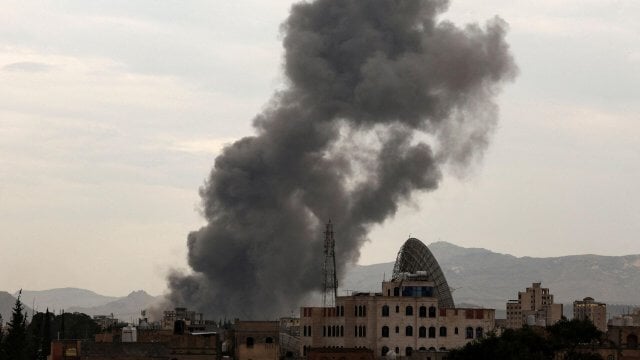 Ataque aéreo de Israel destrói bairro residencial em Sanaa, Iémen