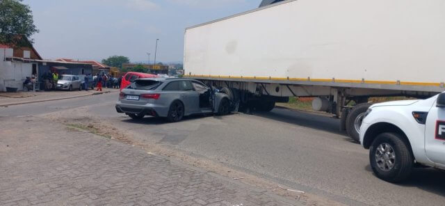 África do Sul- Desconhecidos assassinam presidente da associação de taxistas