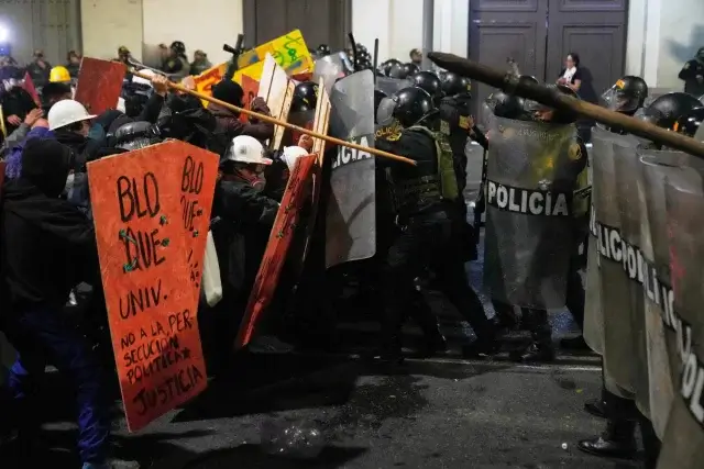 Protestos no Peru resultam em pelo menos um morto e mais de 100 feridos