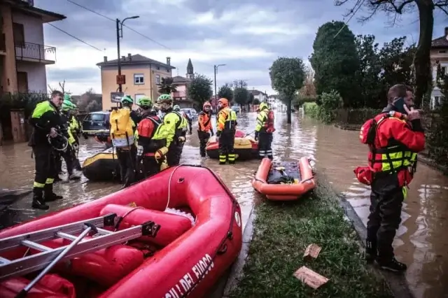 Chuva intensa provoca desabamento de casas e resulta em duas vítimas mortais em Itália