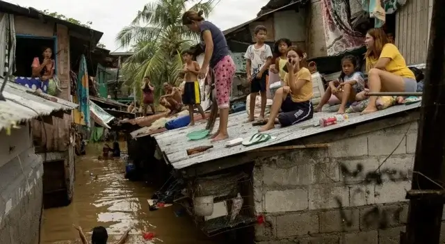 Dois mortos e centenas de milhares evacuados após tufão Kalmaegi nas Filipinas