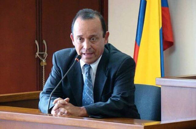 Justiça condena irmão de ex-Presidente colombiano a 28 anos por crimes paramilitares