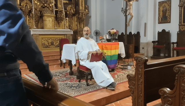 Padre insultado na igreja por exibir bandeira LGBT na Espanha