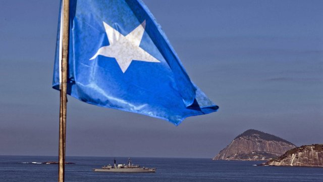 Piratas abordam petroleiro ao largo da Somália utilizando lança-granadas