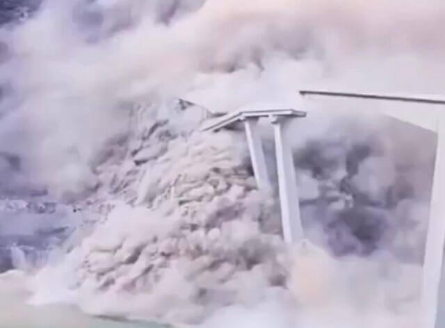 Ponte recém-inaugurada desaba na China após deslizamento de terras