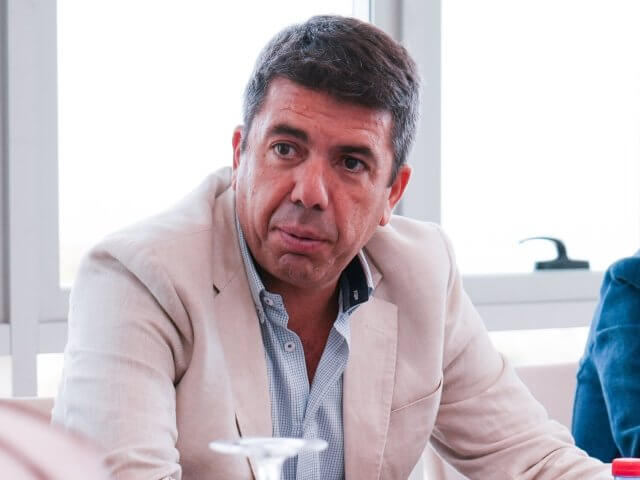 Presidente da Comunidade Valenciana demite-se um ano após cheias mortais