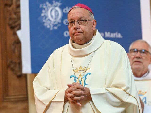 Vaticano investiga antigo bispo francês por conduta com mulheres