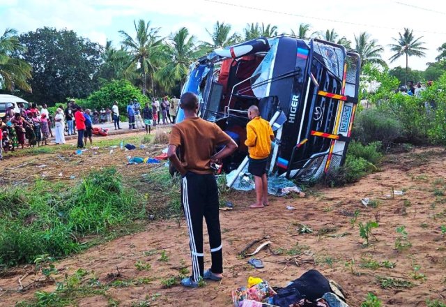 Acidente de autocarro em Inhambane deixa um morto e 19
