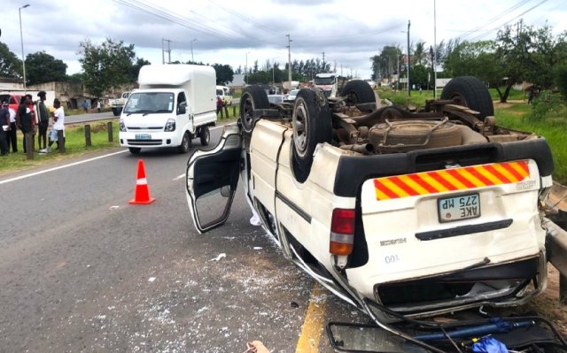 Acidente em Matola deixa 16 feridos após capotamento de transporte
